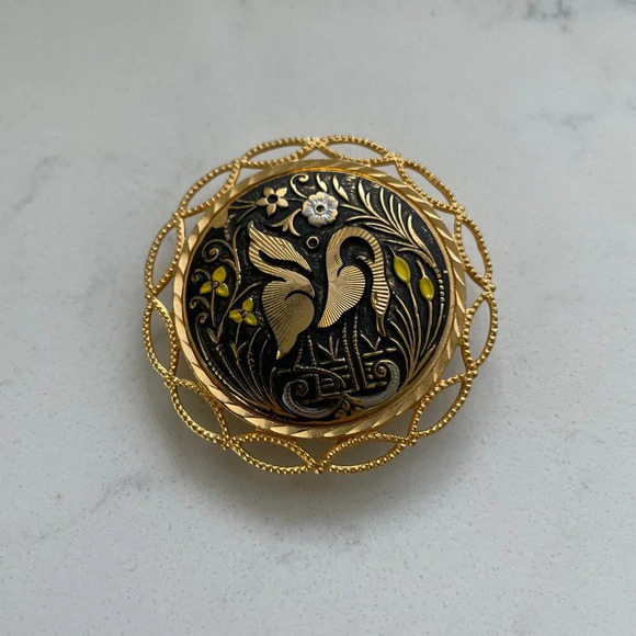 Vtg Spanish Damascene Round Engraved Golden Birds & Flora Filigree Metal Brooch - Picture 4 of 4